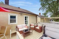 2 Mi to Beach! Hot Tub Haven in Michigan City - Homestays