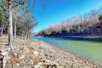 Relax at 'the Cove' Waterfront Getaway - 2-Star