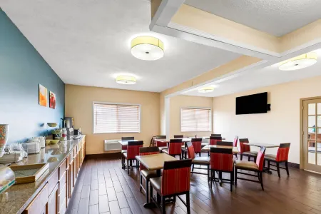 Quality Inn & Suites Springfield Southwest Near I-72