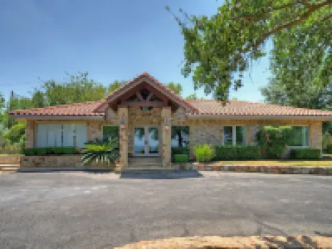 Luxurious Lakefront Estate: Spectacular Views, Expansive Grounds and Private Jetty Hotels in Buchanan Dam