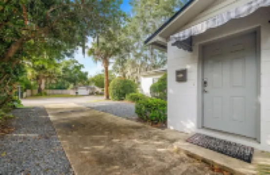 LOCATION! COZY COMFORT 2 BLOCKS FROM PARK AVE W POOL, HOT TUB AND GRILL STATION!