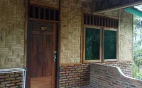 Tangkahan Inn - parking