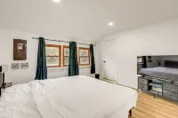 Updated Getaway w/ Sauna & Yard in Bloomsbury! - balcony