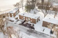 Modern 1BR Apt Near Lake & Downtown