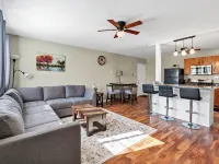 Charming entire ranch home - 3 bedrooms , 1-restroom, Free drive way parking Hotels in Ballwin