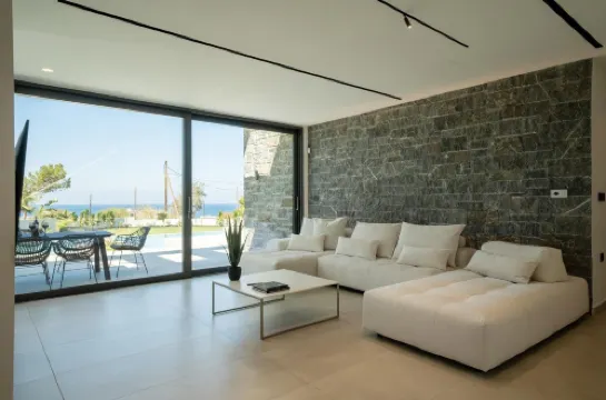 Aethra Grand- Luxury 5-Bed Villa, 700m from Beach