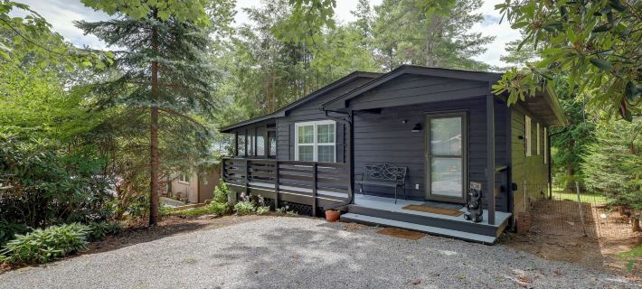Newland Gem in Golf Community w/ Pool Access! Hotels in Avery County