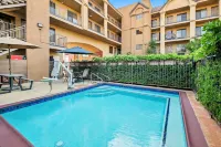 Howard Johnson by Wyndham Pasadena - Family
