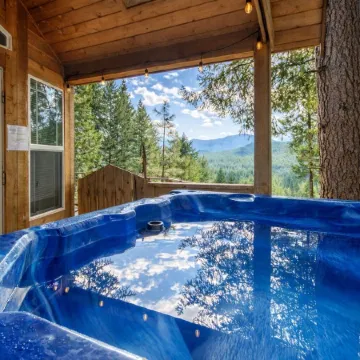 Das Tree Haus 1 Bedroom Home by NW Comfy Cabins by RedAwning