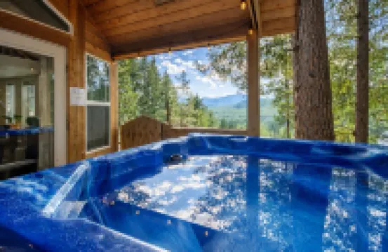 Das Tree Haus 1卧室的家由NW舒適小屋由RedAwning