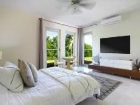 Direct Beachfront 6 BDR/en-suite /maid included. Excellent service. Rare gem (H) Hotels in Guana Bay