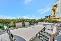 Beachfront Ocean Views Balcony Condo Sleeps 8