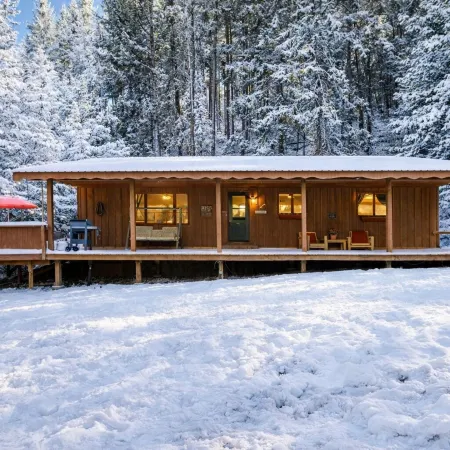 Bear Paw 2 Bedroom Home by NW Comfy Cabins by RedAwning