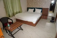Hotel Jr Palace- Near Toran Dwar and Free Parking