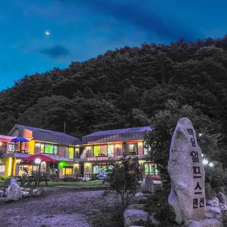 Inje Baekdam Alps Pension Отели рядом с достопримечательностью «Храм Baekdamsa»