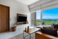 5th-floor apt Near the Ocean With Infinity Rooftop Pool, Balcony, Washer/dryer