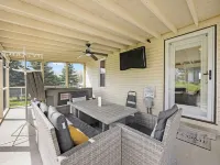 Updated home on 2/3 acre w/ HOT TUB and BOAT DOCK! Walk to 3 bars/eateries Hotels in Stokes Township