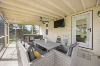 Updated home on 2/3 acre w/ HOT TUB and BOAT DOCK! Walk to 3 bars/eateries