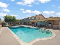 13.5 Miles to Disneyland! Family sized townhome in a quiet community. Hotels in Bellflower