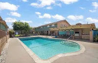 13.5 Miles to Disneyland! Family sized townhome in a quiet community.