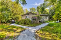 Lakefront Poconos Retreat w Hot Tub Dog Friendly