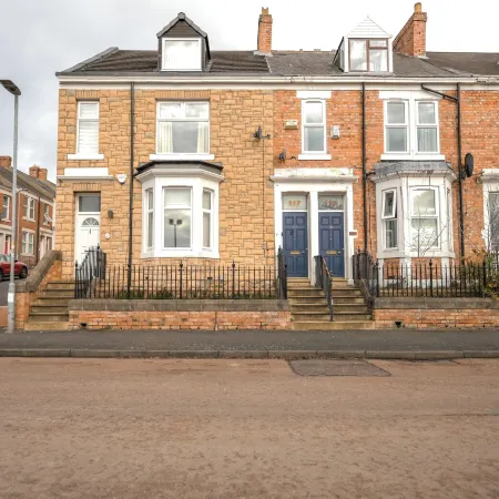 Apt - Sleeps 10 - Parking - Ideal for Contractors