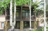 Mountain 4bed 5bath Townhome w Pool, Hot tub, Shuttle, just steps to base.