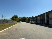 8 Inn Americus Near Albany I 75 - parking