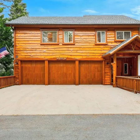 Pines & Stone by Avantstay Heated Pool + Hot Tub + Fire Pit + Fish Pond Mins to Lake + Village