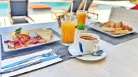 Mullet Bay Suites - Your Luxury Stay Awaits - Breakfast