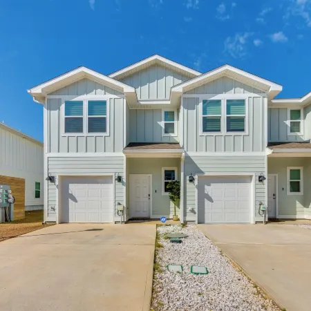 Nurse-ready Rental 2 Mi to UWF Campus & Hospital!