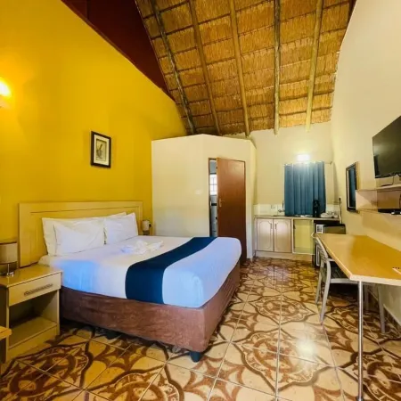 Three Tree Hotel Отели в г. Маун