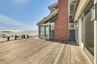 Luxe 5,600-sq-ft Estate Waterfront + Pool - homestay