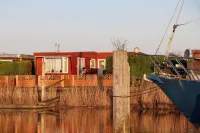 Chalet Gaby with Sauna, Private Dock, and Canoes at Lauwersmeer - Wifi