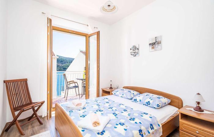 Apartment Bobić- Three Bedroom Apartment with Balcony and Sea View