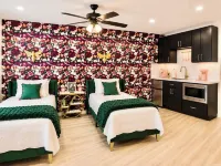 Welcome to The Pink Peony on Market Street in historic downtown Brenham. - Boutique