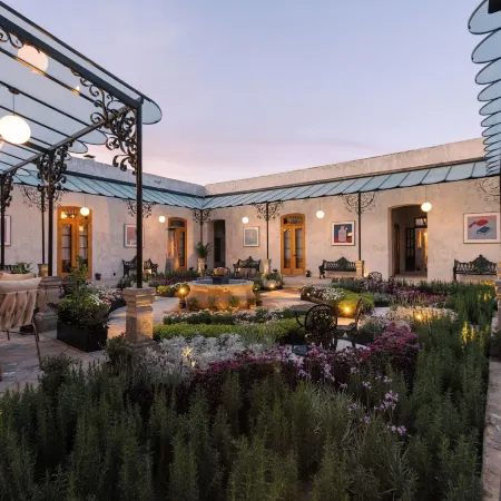 Por Los Siglos de Los Siglos Hotel