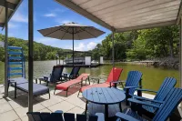 Lakefront Near Party Cove w/ Dock, Kayaks, Bunk Room & Multi-level Decks - Wifi