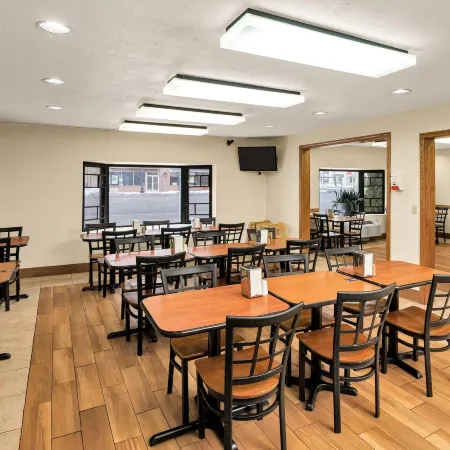 Days Inn & Suites by Wyndham Logan