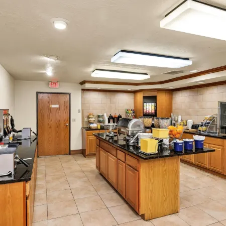 Days Inn & Suites by Wyndham Logan
