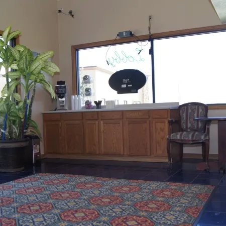 Holiday Lodge & Suites