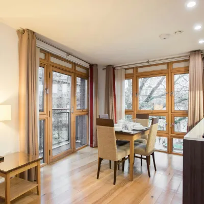 Premier Suites Bristol Cabot Отели рядом с достопримечательностью «Торговый центр "Гэллерис"»
