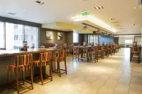 Premier Inn Woking Town Centre - Park Yeri