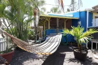 BlueDolphin Cottage Walk To Siesta Beach - 3-Star