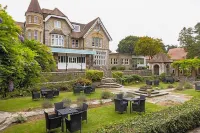 The Caledonian Island Hotel - parking