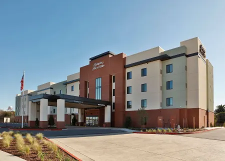 Hampton Inn & Suites Sacramento at Csus Отели рядом с достопримечательностью «Riverside Hall School of Engineering and Computer Science»