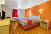 Motel 6 Espanola, NM - parking