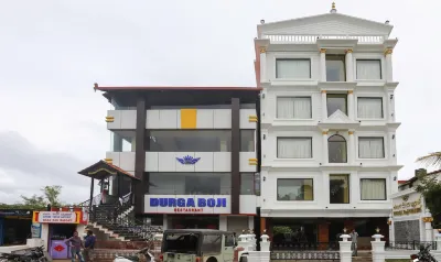 Treebo Durga Boji Grand, Gonikoppal Town فنادق في Gonikoppal