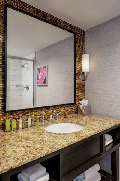 ヒアリングアクセス可能ジュニアキングサイズベッドスイート クラウン プラザ フェアフィールドの写真