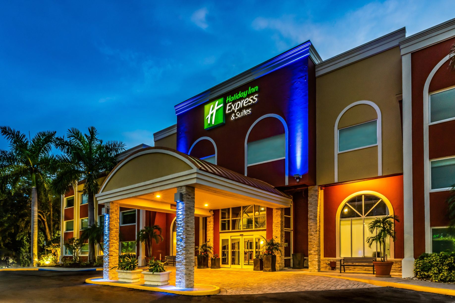 Holiday Inn Express & Suites BRADENTON WEST by IHG